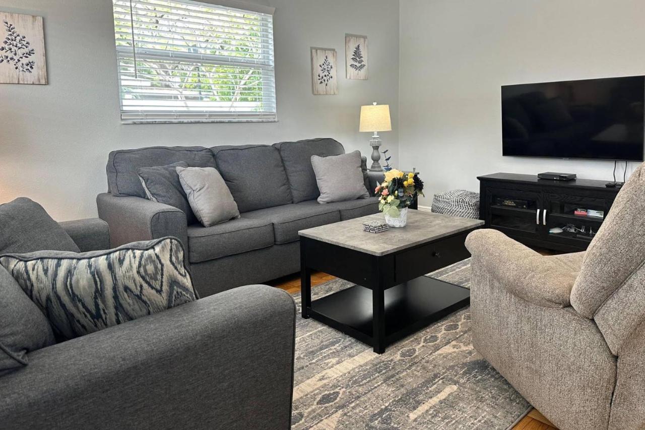 Main Attraction Is A Renovated 3 Bedroom Pet Friendly Home With Fenced Yard Just Minutes Away From Busch Gardens & Usf Tampa Exterior photo