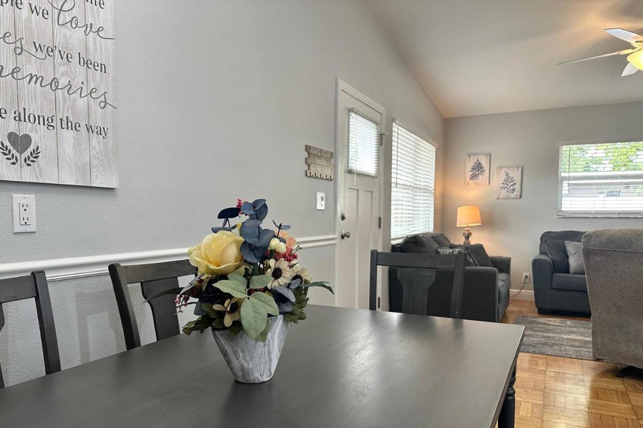 Main Attraction Is A Renovated 3 Bedroom Pet Friendly Home With Fenced Yard Just Minutes Away From Busch Gardens & Usf Tampa Exterior photo