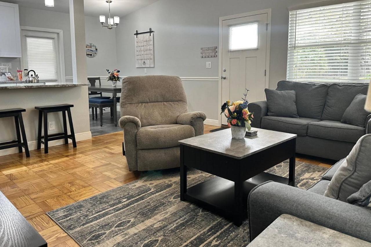 Main Attraction Is A Renovated 3 Bedroom Pet Friendly Home With Fenced Yard Just Minutes Away From Busch Gardens & Usf Tampa Exterior photo