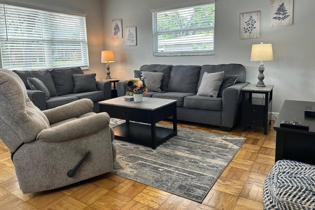 Main Attraction Is A Renovated 3 Bedroom Pet Friendly Home With Fenced Yard Just Minutes Away From Busch Gardens & Usf Tampa Exterior photo