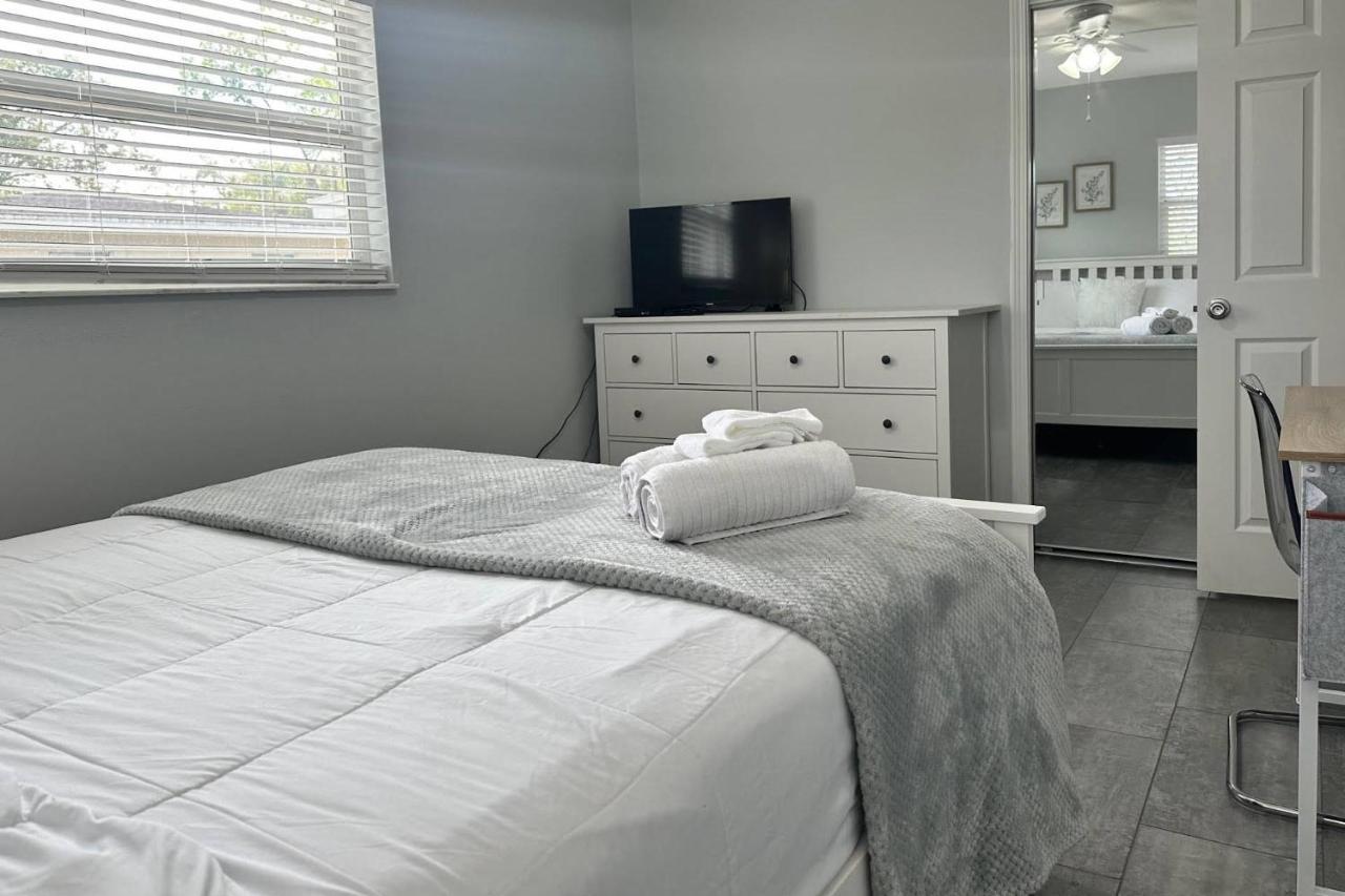 Main Attraction Is A Renovated 3 Bedroom Pet Friendly Home With Fenced Yard Just Minutes Away From Busch Gardens & Usf Tampa Exterior photo