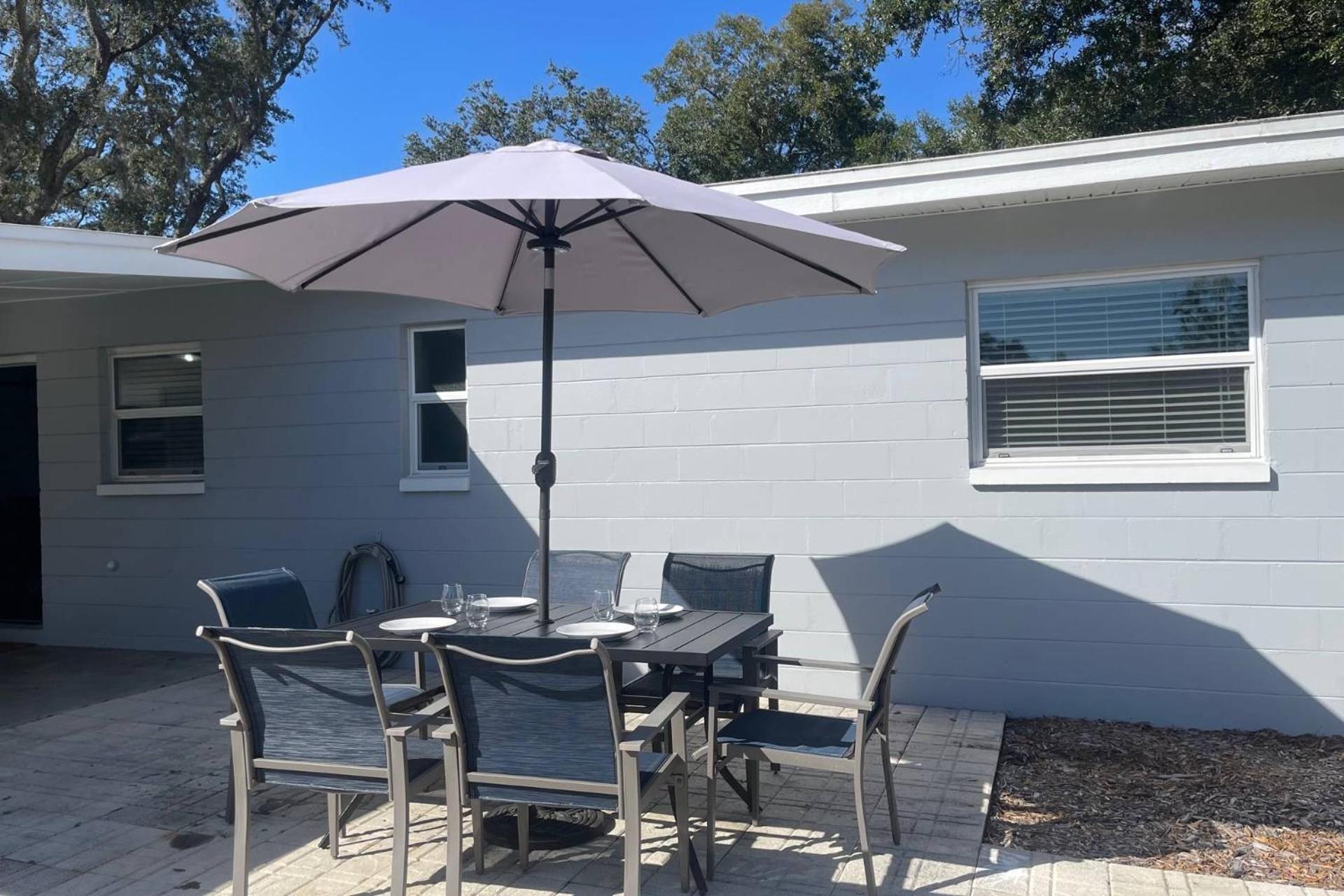 Main Attraction Is A Renovated 3 Bedroom Pet Friendly Home With Fenced Yard Just Minutes Away From Busch Gardens & Usf Tampa Exterior photo